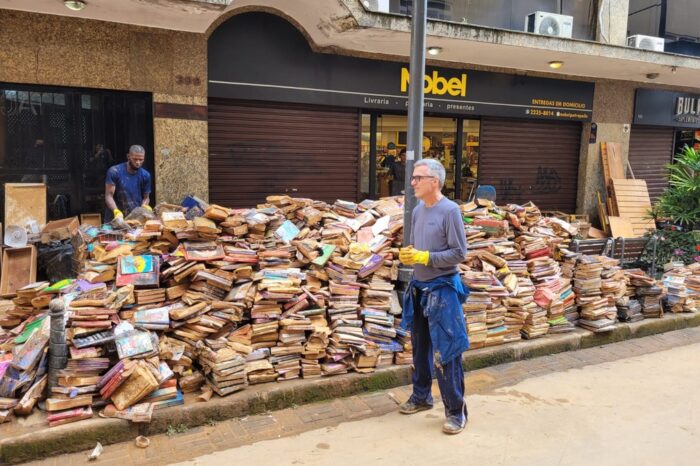 Fotos mostram pilha de livros na frente de livraria após chuva em Petrópolis; cerca de 15 mil livros foram atingidos