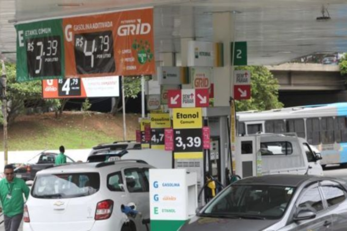 Preço médio da gasolina nos postos do país varia até 25,6% em um ano